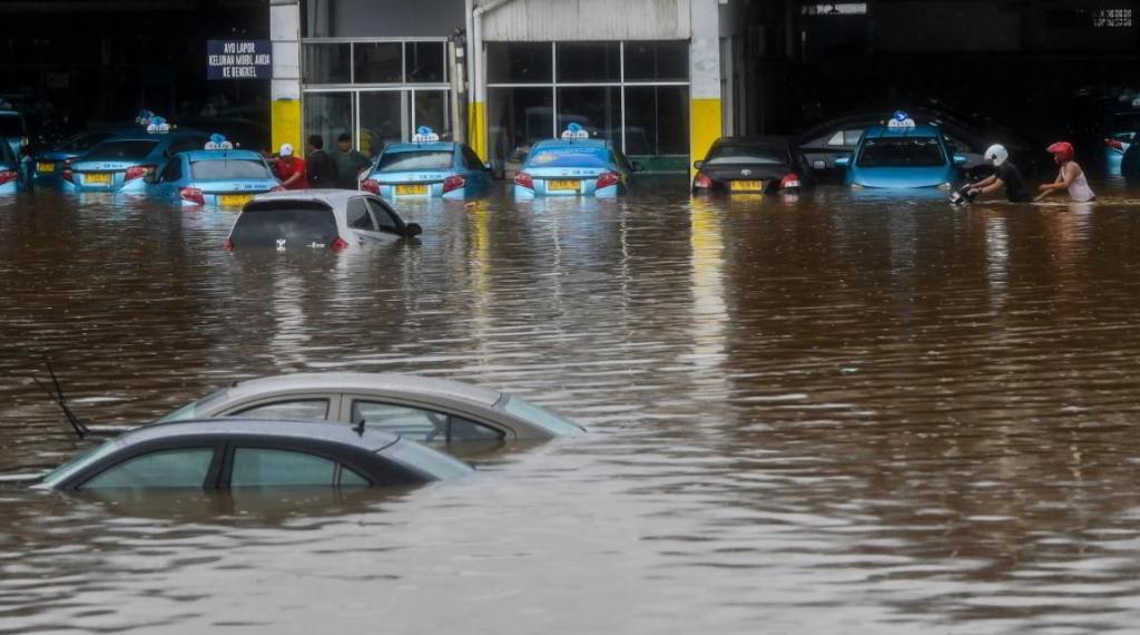 Terjebak Banjir Saat Berkendara, Apa yang Harus Dilakukan? Simak Tips Berikut!