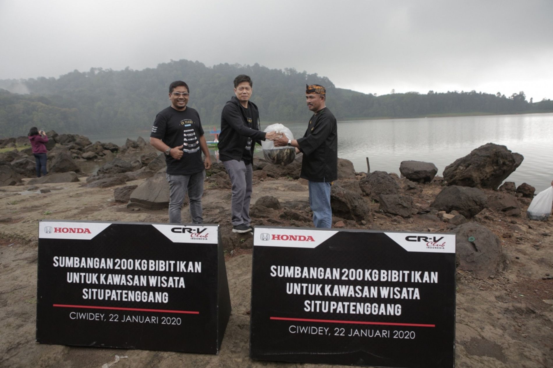 PT Honda Prospect Motor dan Komunitas Honda CR-V Sumbang Bibit Ikan untuk Pelestarian Ekosistem Danau Situ Patenggang