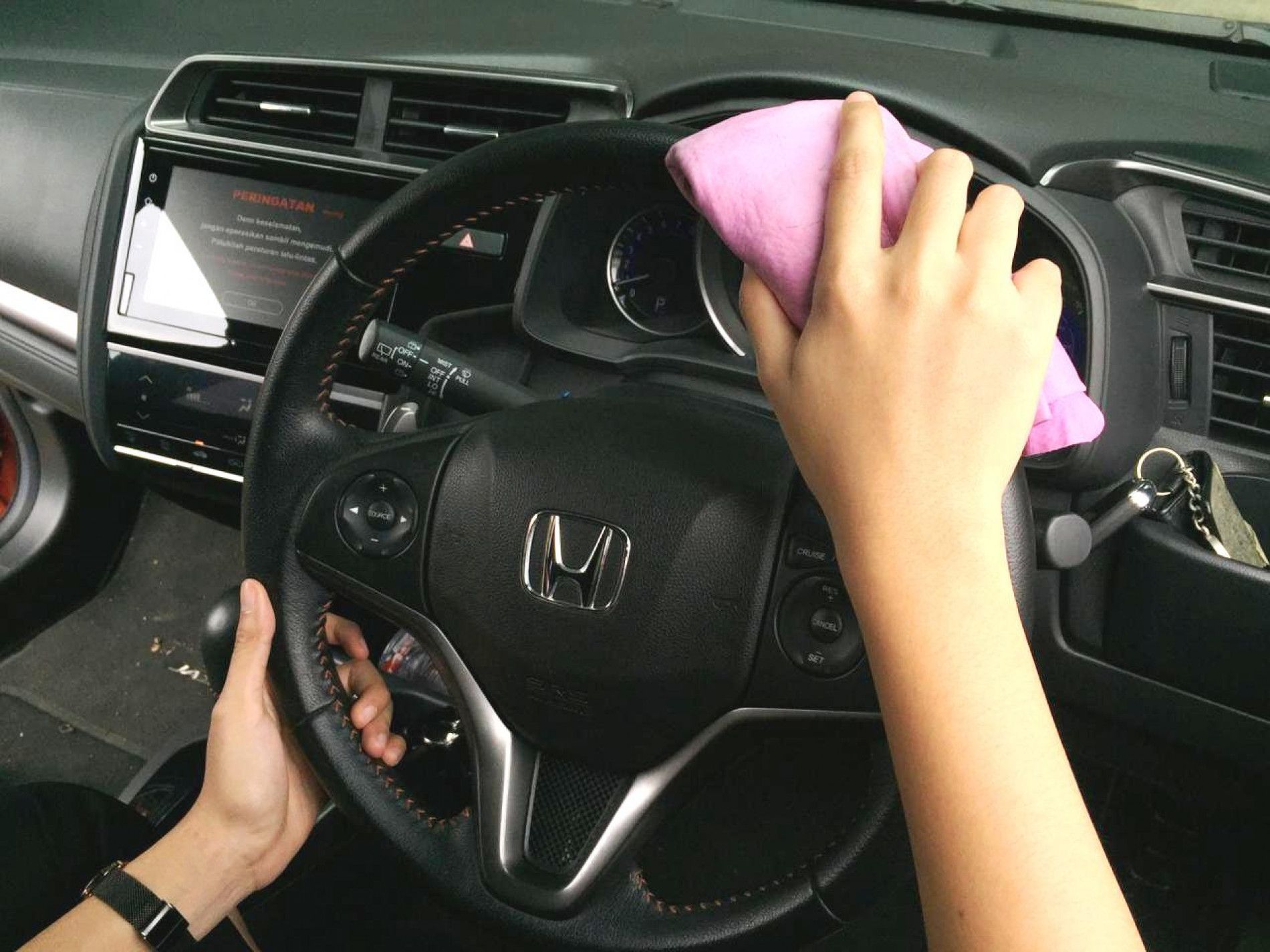 Pastikan Interior Mobil Kamu Tetap Bersih dengan 4 Langkah Berikut!